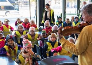 El Sistema-barn besöker musiker i konserthuset