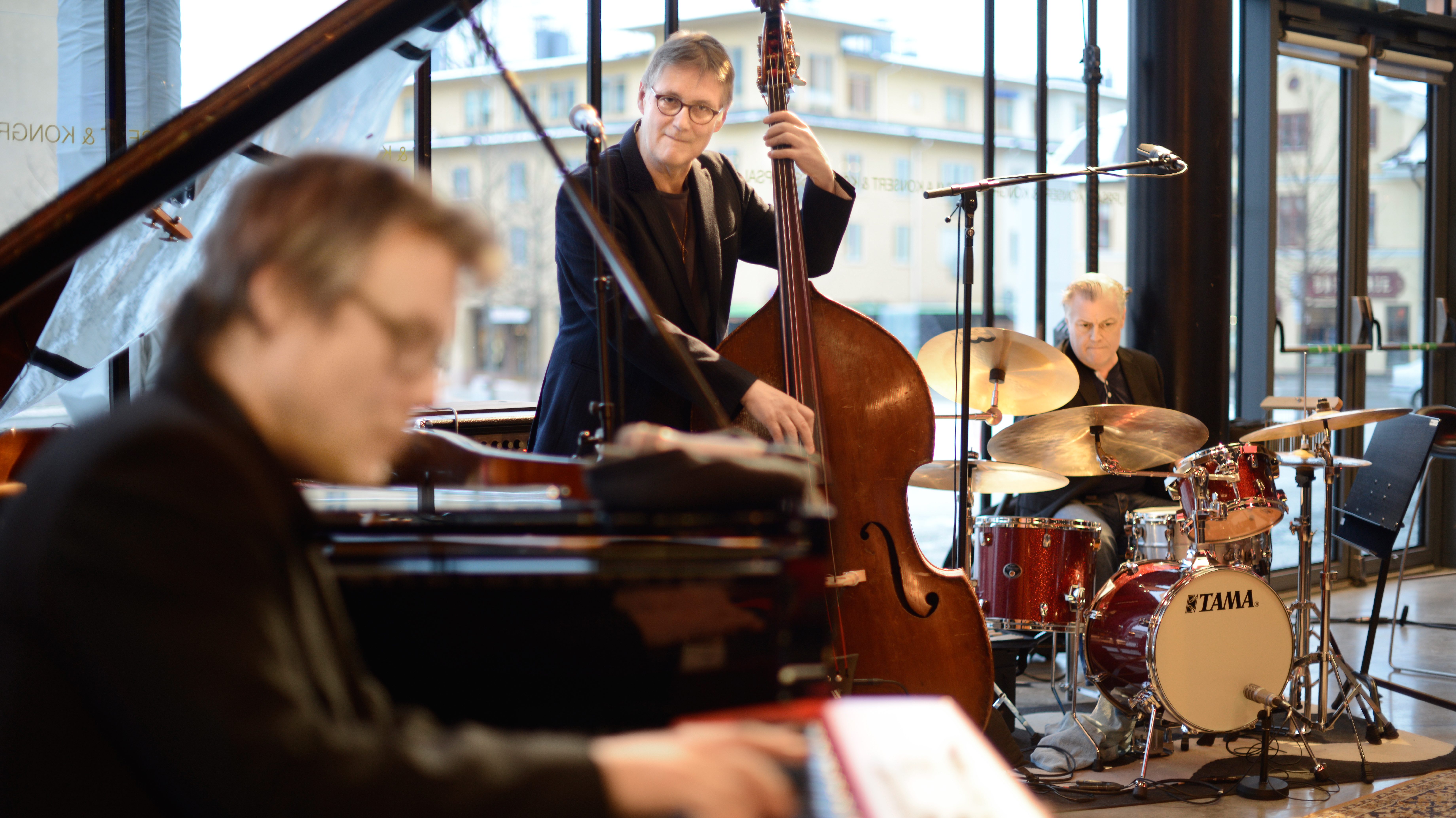 Trio X spelar på Carte Blanche