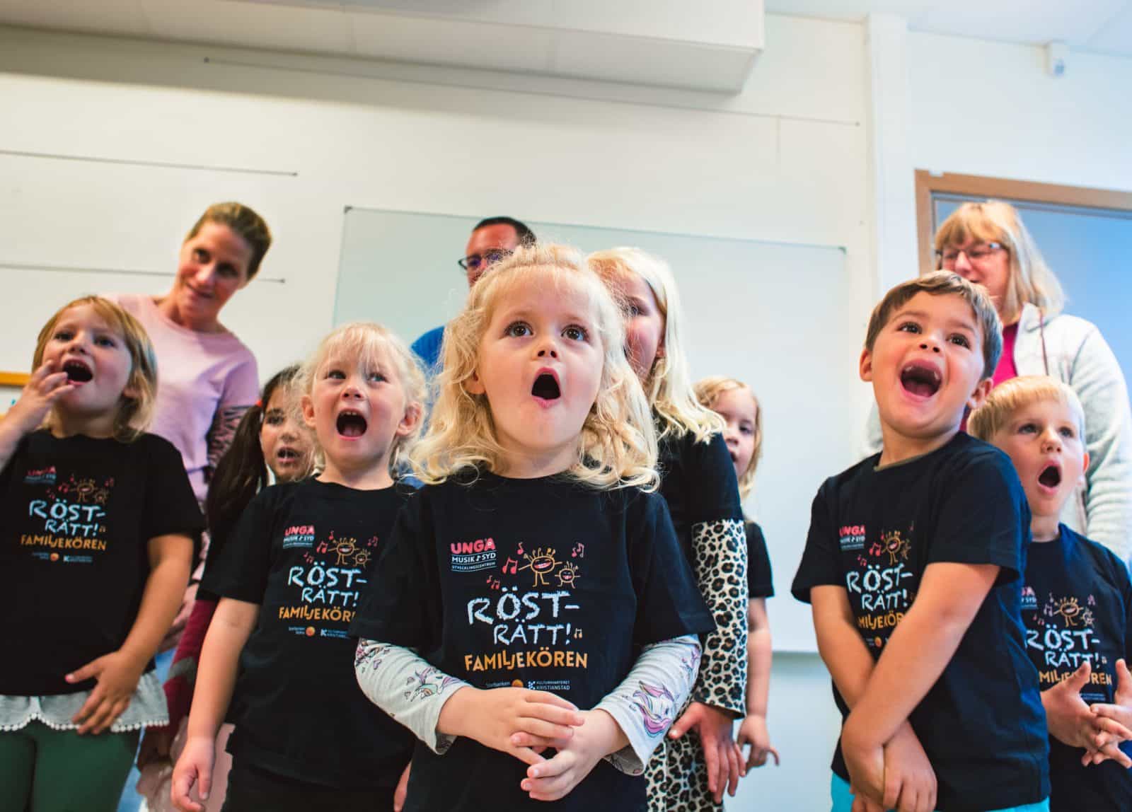 Barn som sjunger i projektet Rösträtt